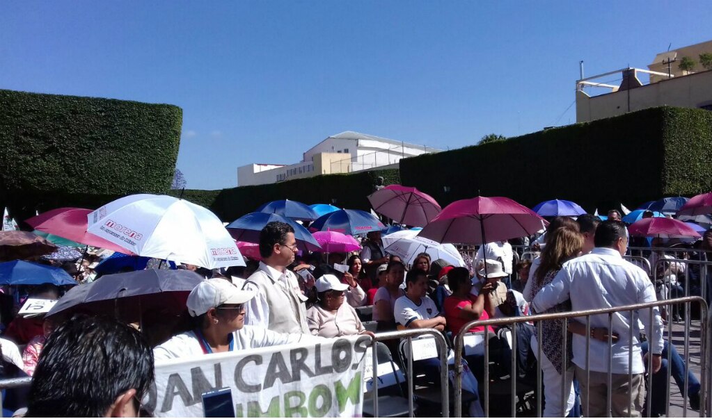 Cerca de 300 personas esperan a AMLO en Jardín Guerrero