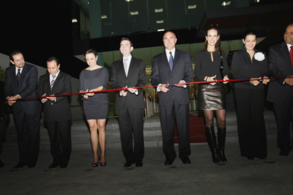 Inaugura gobernador Calzada Notaría Número 30