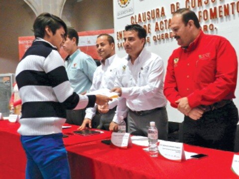 Reconocen esfuerzo en programa Bécate