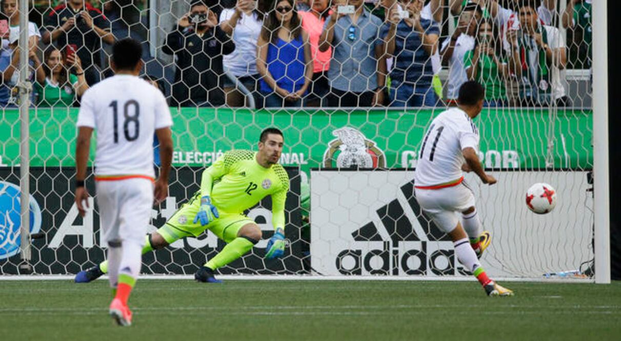 Elías Hernández cobró un penalti que hizo efectivo para incrementar la ventaja sobre la albirroja, al minuto 26. (TED S. WARREN. AP)