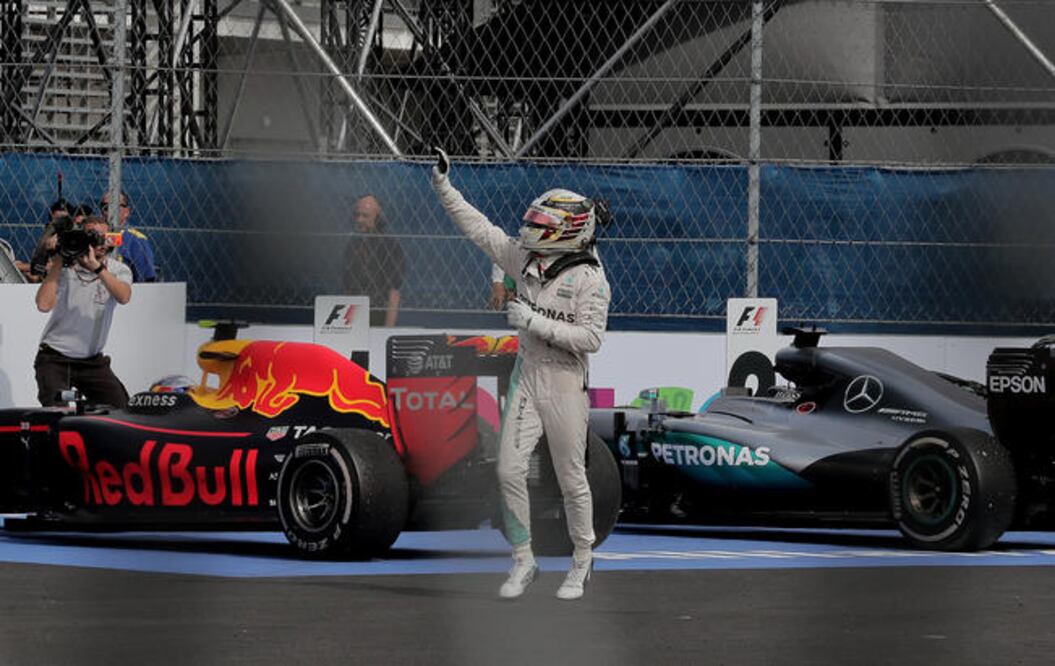 El británico conservó la pole y, aunque se saltó la chicana en la segunda curva, no fue sancionado para irse solitario hasta el final (ALEJANDRO ACOSTA. EL UNIVERSAL)