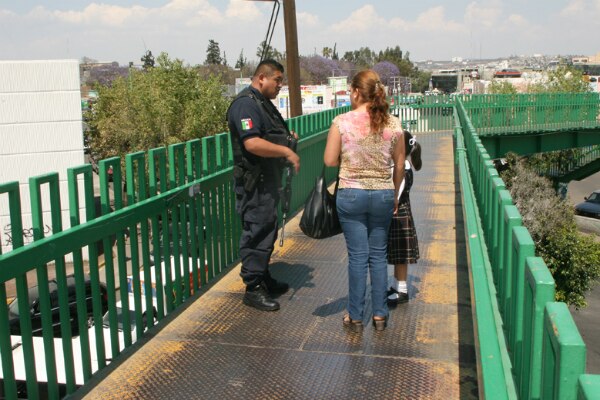 Vigilan puentes peatonales en Querétaro