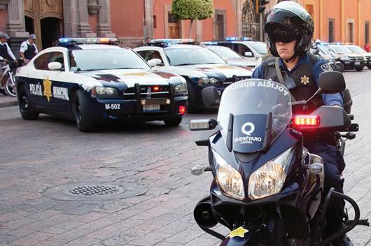 Reconocen a policías en su día