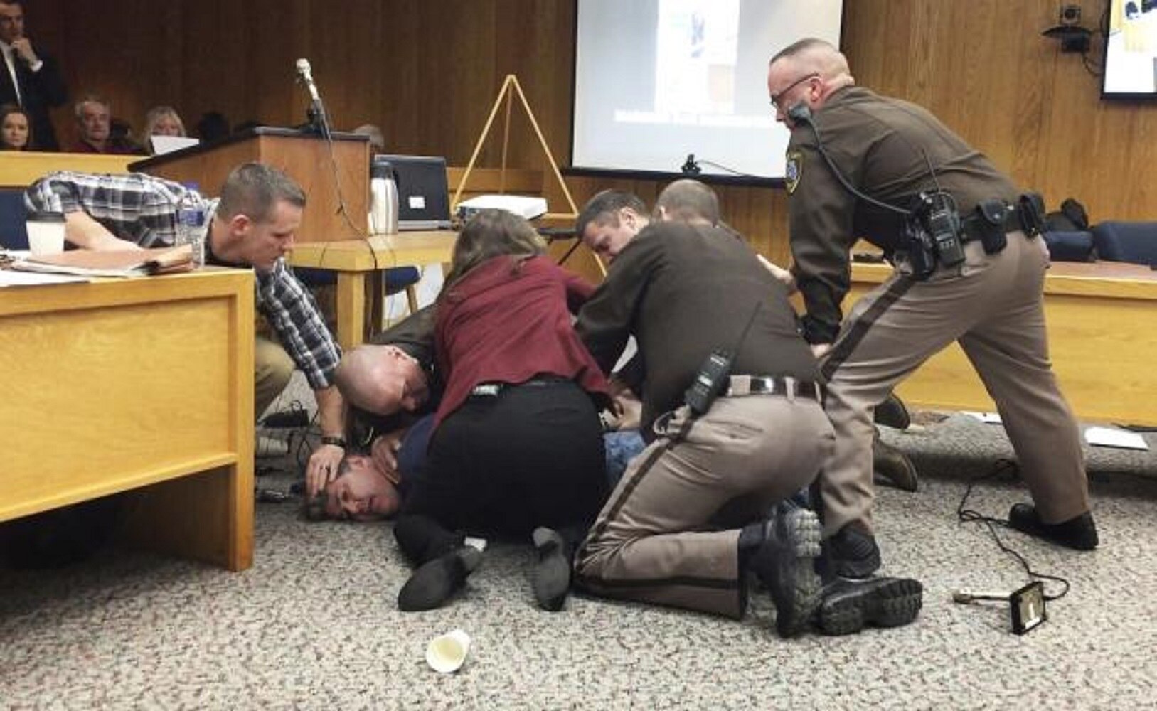 Padre de víctimas ataca a Larry Nassar