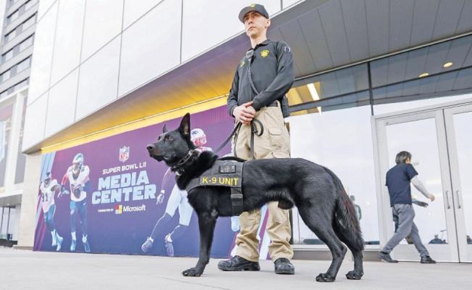 En las calles de Minneapolis es común ver policías en todos los puntos de mayor afluencia (ERIK S. LESSER. EFE)