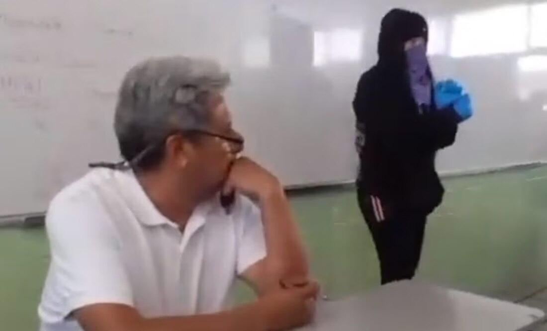Alumnas de Voca 8 del IPN tunden a golpes a maestro por presunto acoso sexual