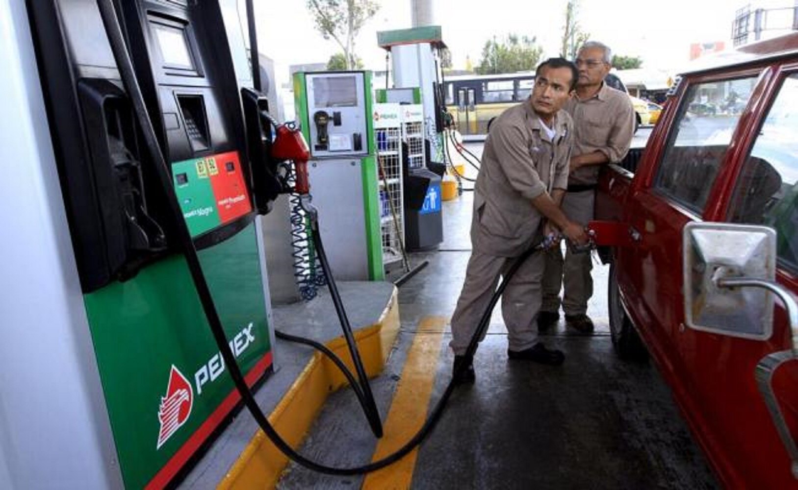 Plantean etanol para bajar precio de gasolinas