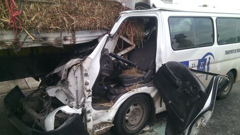Queda prensado en la carretera estatal a Bernal