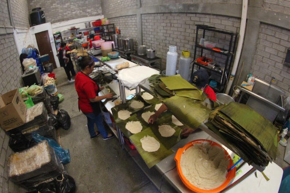 Los alimentos son preparados con materiales de primera calidad, señala Christian, quien supervisa personalmente la elaboración, empaquetado y entrega de sus productos. (GONZALO IBÁÑEZ)