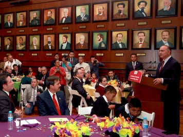 Desayuna gobernador con menores