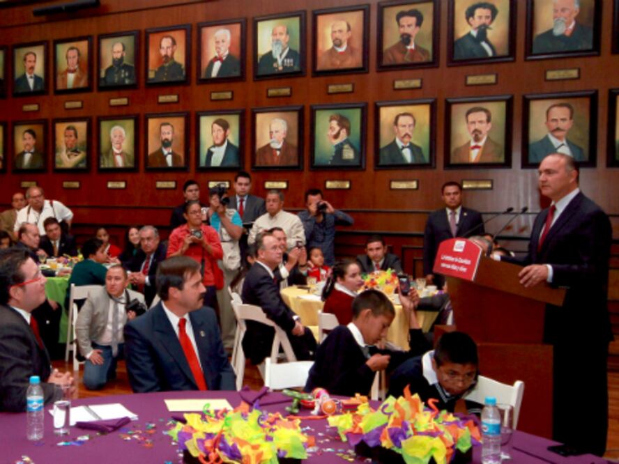 Desayuna gobernador con menores