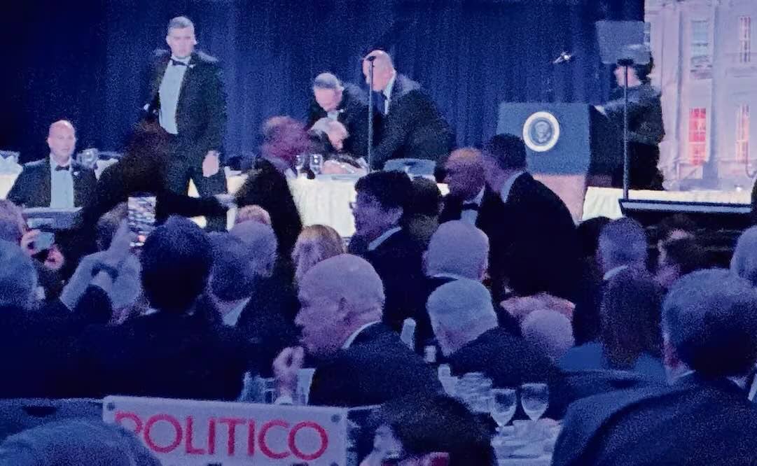 El mandatario dijo que el sospechoso llevaba “varias armas”; fue sometido por las autoridades y se presentará el lunes ante el tribunal. Foto: AP