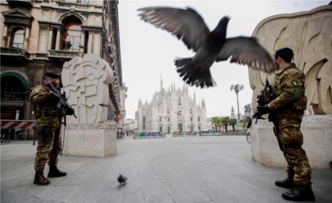 Soldados italianos montan guardia con la catedral gótica del Duomo, en Milán. Los alcaldes de muchas ciudades de Italia están pidiendo medidas cada vez más estrictas. (AP Foto/Luca Bruno)