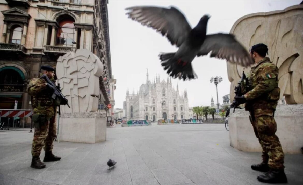 Soldados italianos montan guardia con la catedral gótica del Duomo, en Milán. Los alcaldes de muchas ciudades de Italia están pidiendo medidas cada vez más estrictas. (AP Foto/Luca Bruno)