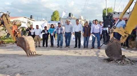 Entrega alcalde vialidades en El Colorado y Calamanda