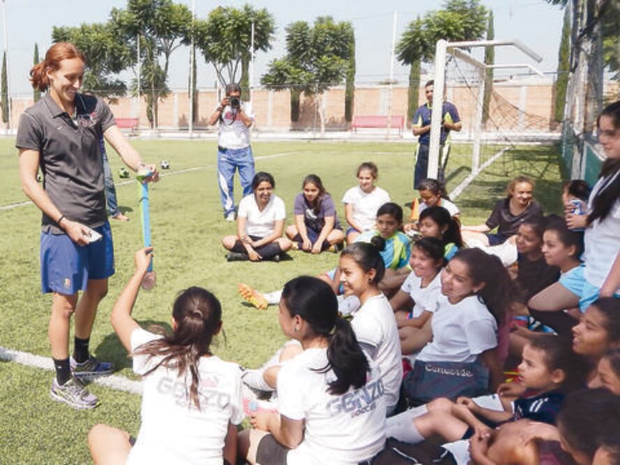 Pamela Tajonar motiva a futbolistas