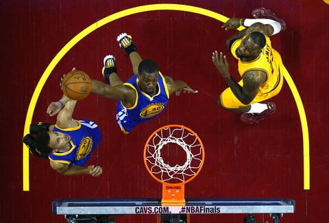 Warriors aplasta a los Cavaliers y sus aspiraciones siguen vivas