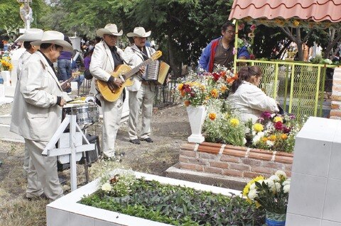Recuerda la sierra  a sus difuntos