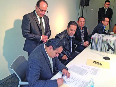 Comisión agropecuaria, con productores