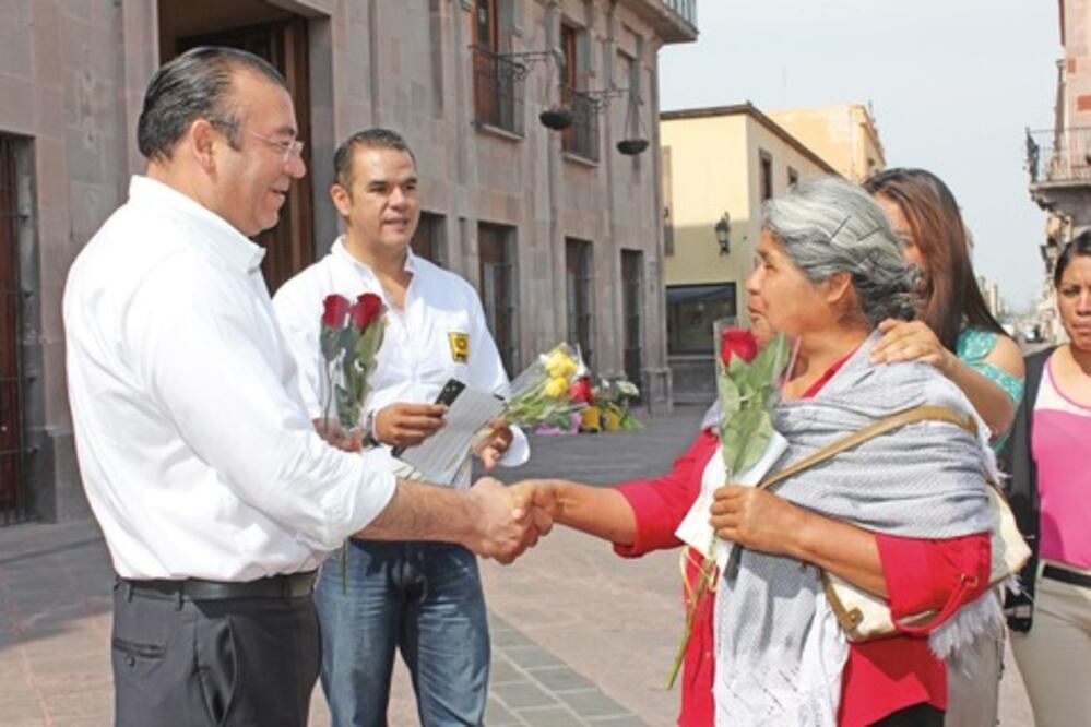 Con rosas,Camacho celebra a mamás 