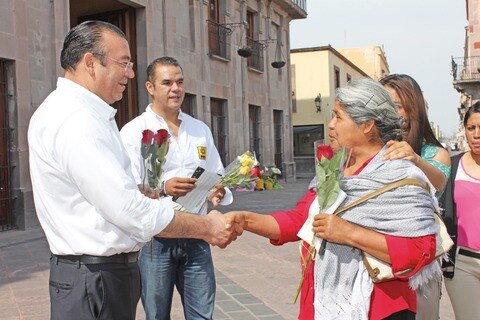 Con rosas,Camacho celebra a mamás