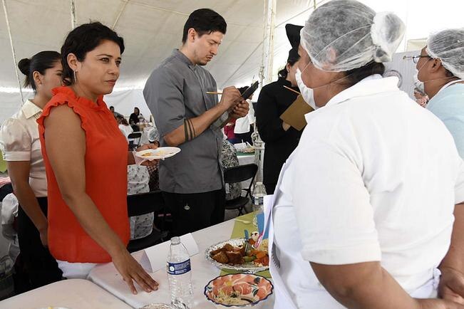 Entregan reconocimientos gastronómicos
