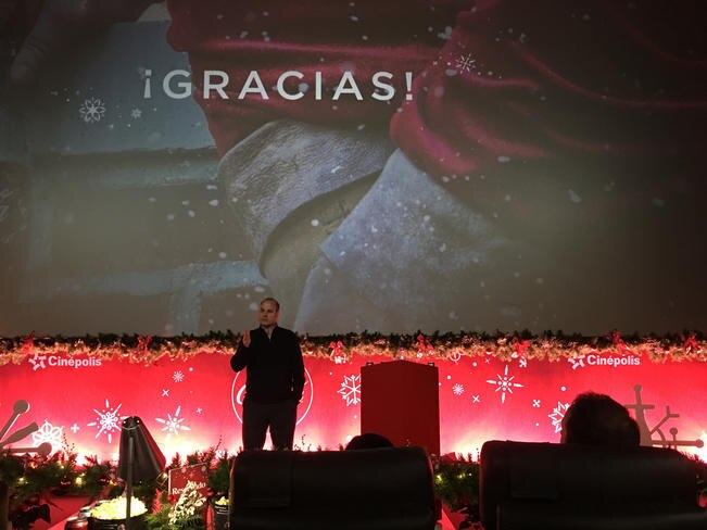 Coca-Cola va por millennials con su campaña navideña