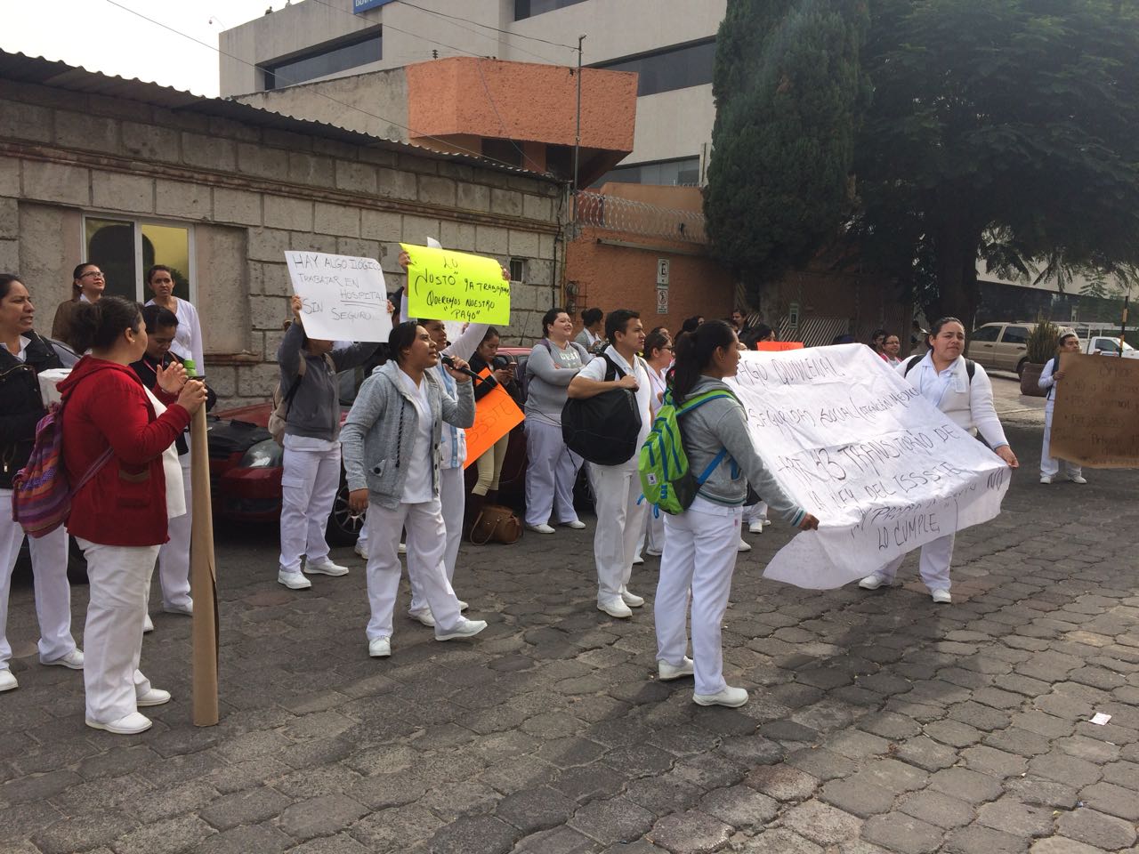 Trabajadores se manifiestan en la delegación del ISSSTE