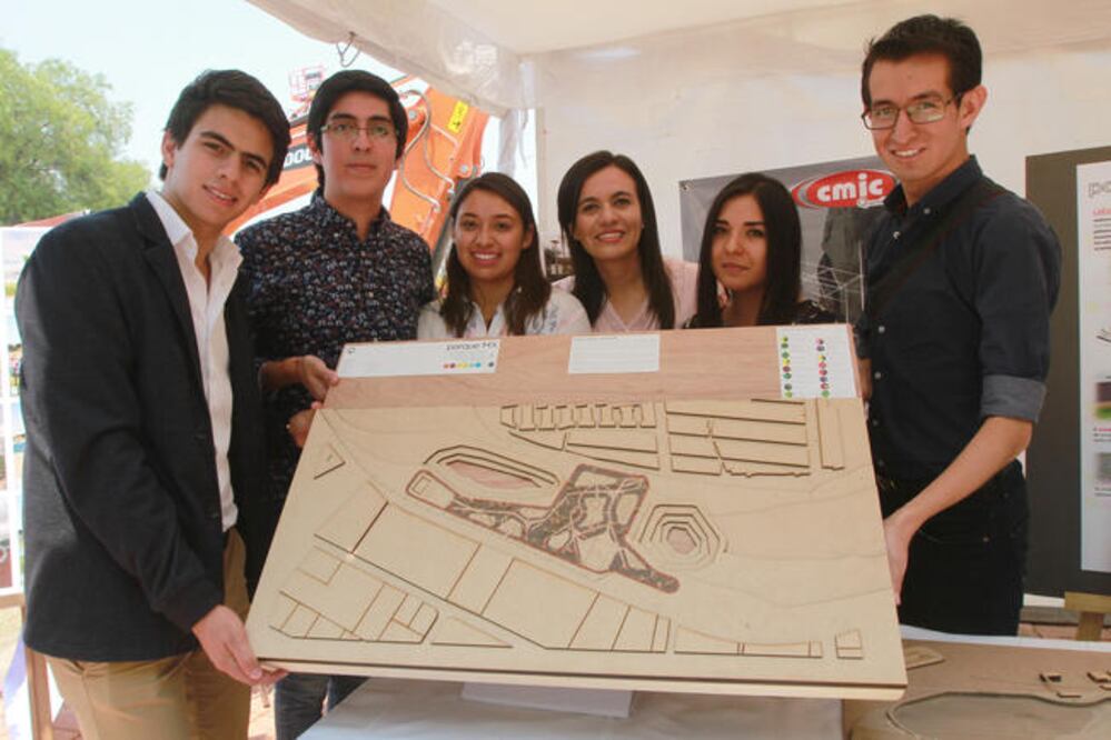 Mariela, María Fernanda, Dilan, Sergio y Antonio presentaron Parque MX, diseño arquitectónico que recrea la red de ferrocarriles que atraviesa por México. (Foto: CÉSAR GÓMEZ)