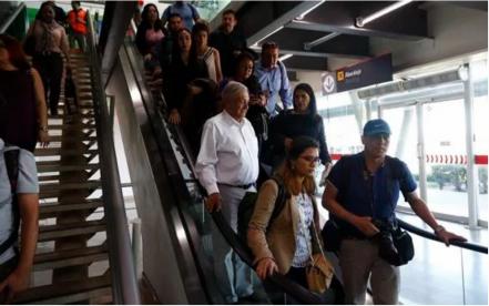 Cómo es la experiencia de viajar en el mismo avión que AMLO