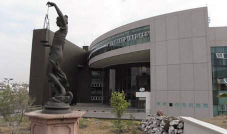 Dan auto de formal prisión a 5 ex servidores