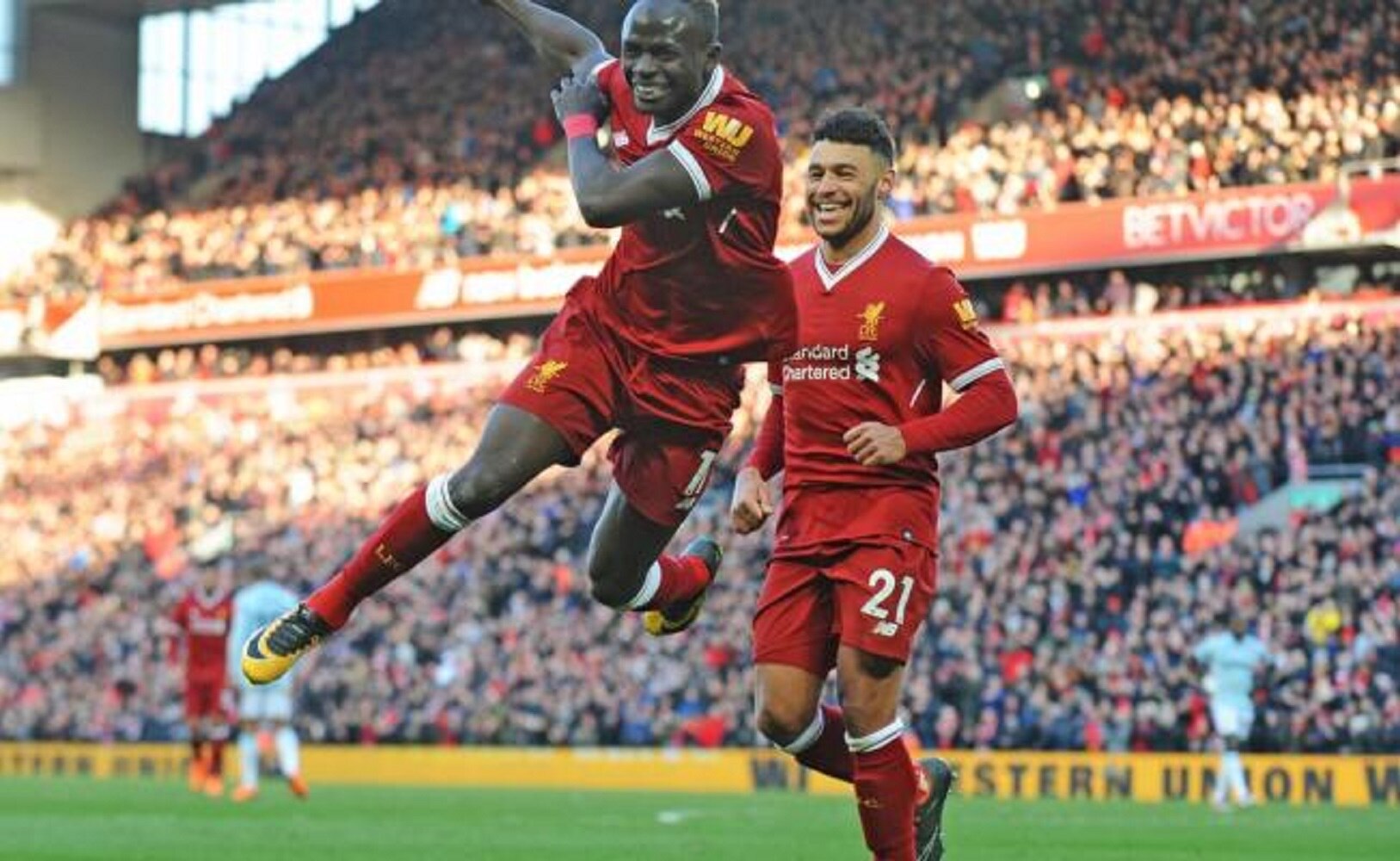 Liverpool golea al West Ham con Chicharito en la cancha