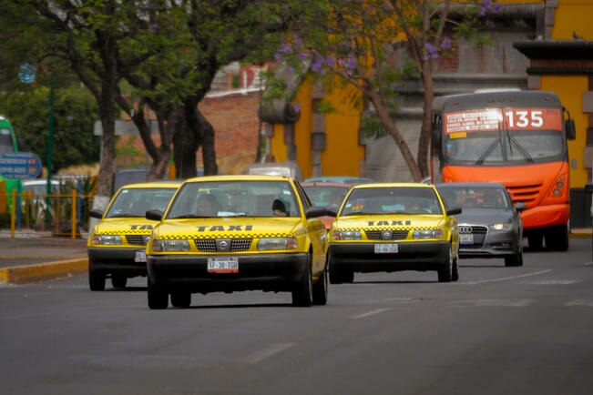Negocia gobierno con Nissan 150 autos eléctricos para taxis