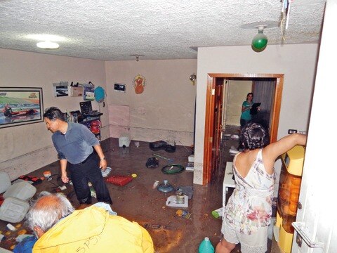 Entregan apoyos en viviendas afectadas