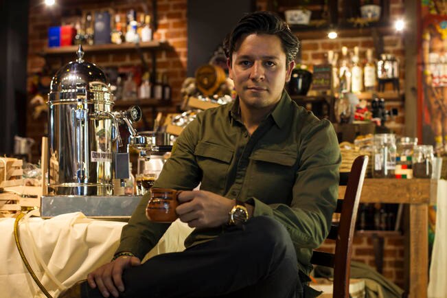 Alberto Rubio produce este café artesanal con el apoyo de su familia, que es originaria de Agua Zarca. (DEMIAN CHÁVEZ. EL UNIVERSAL)