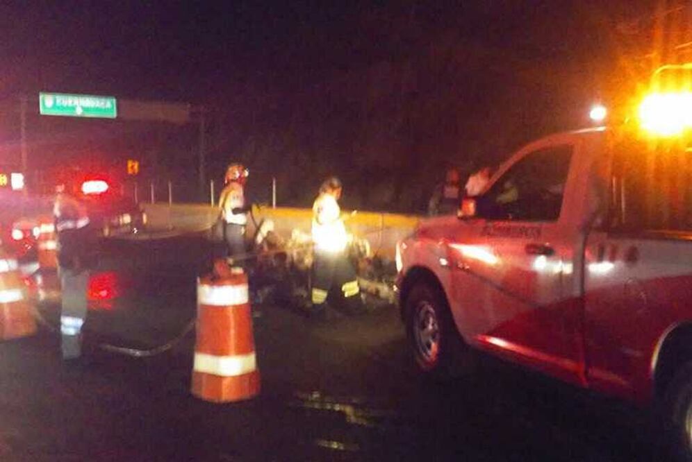El Ferrari se accidentó la noche del lunes a la altura del puente de Mezcala, se desconoce si quien lo conducía era su propietario, Alberto Sentíes (XAVIER OMAÑA. EL UNIVERSAL)