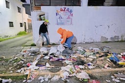 Recogen tiliches y basura de vía pública 