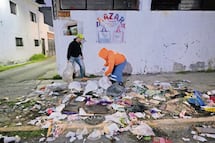Recogen tiliches y basura de vía pública