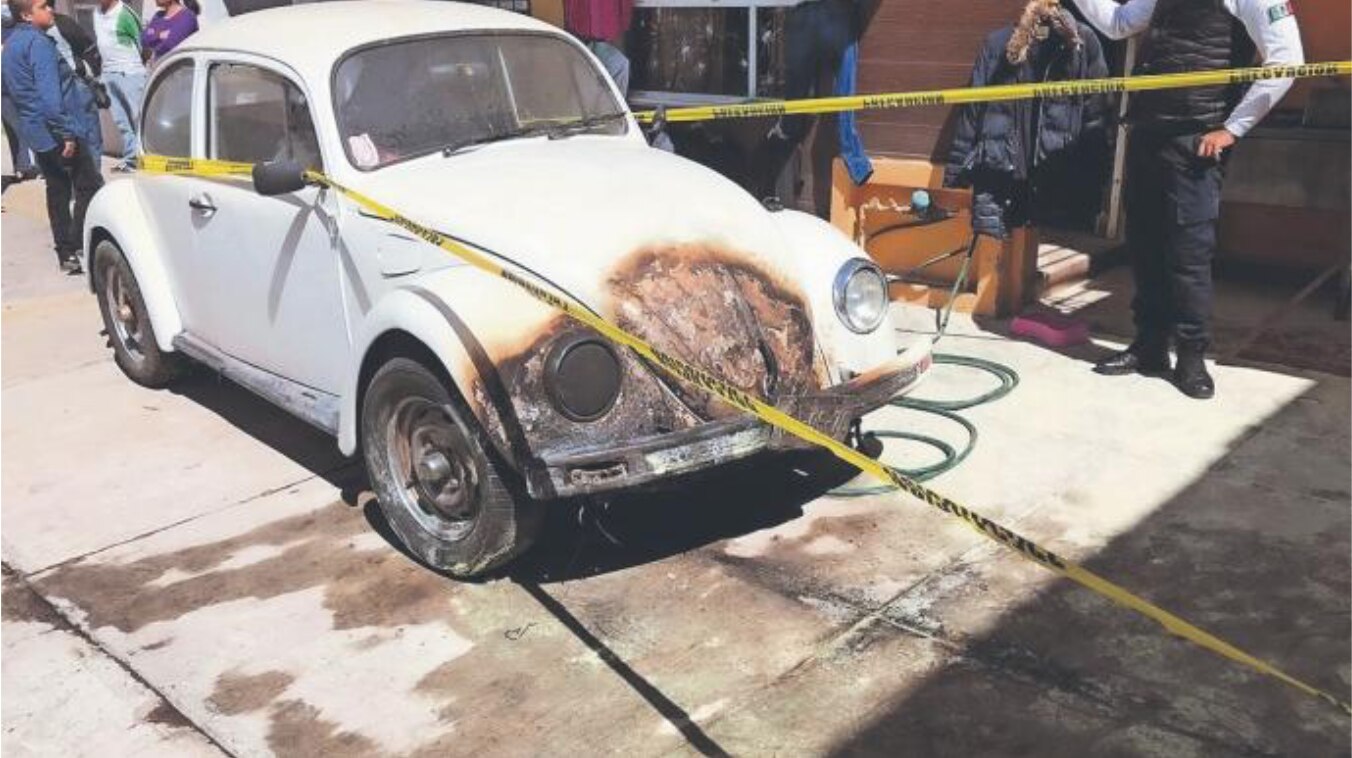 Hombre de la tercera edad sale de su casa, se rocía gasolina y se prende fuego, en Edomex