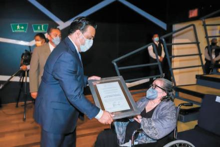 Municipio de Queretaro distingue a Don Paco Rabell y a La Rondalla Universitaria 