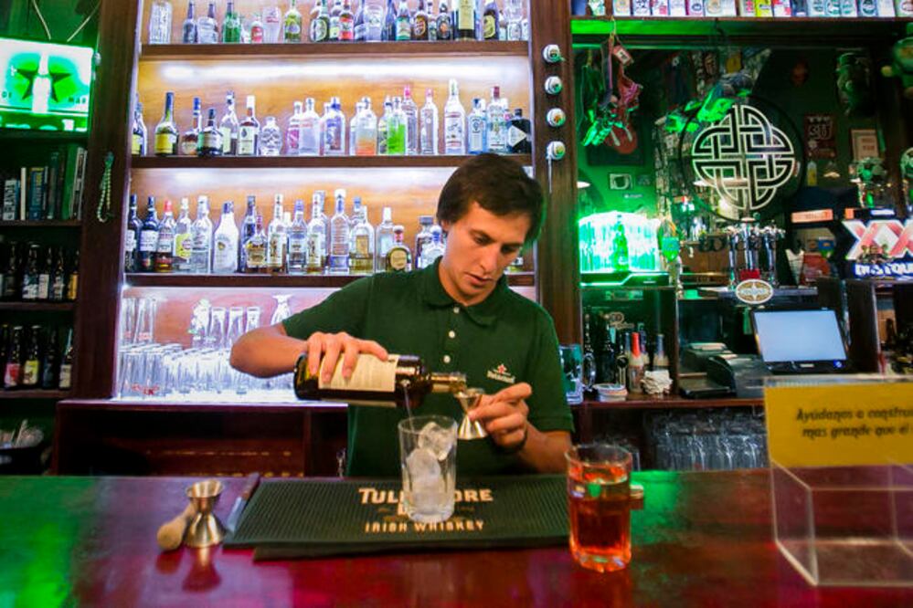 La restricción de la venta de alcohol es una facultad del gobernador Francisco Domínguez Servién, quien consideró que no es necesaria la medida. / Foto: Archivo