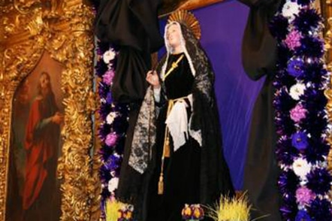 Altares en honor a la virgen de Dolores