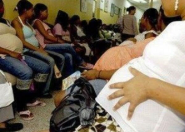 Mujeres embarazadas buscan recursos