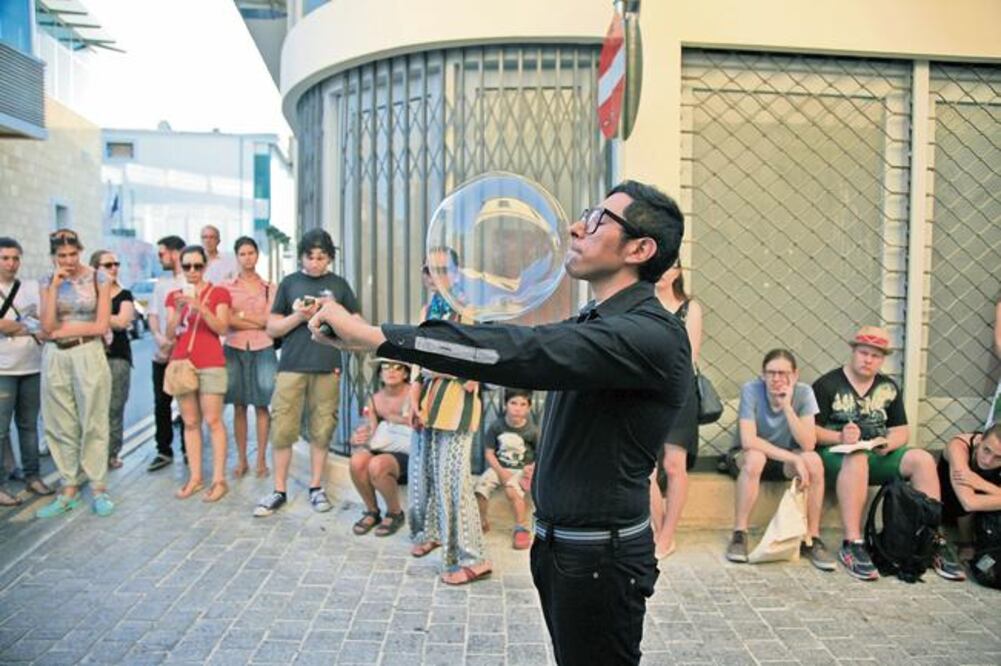 Fausto Gracia ayer inició un taller de Performance y Espacio Público en la Universidad Autónoma de Querétaro (UAQ). / FOTO: CORTESÍA SOPHIA ZAPITI