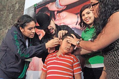 Entregan aparatos auditivos 