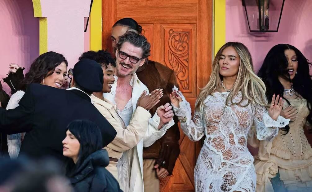 Adentro de La casita: Pedro Pascal, Karol G y otros famosos invitados. Afuera, la fiesta para todos. Fotos: AFP y AP