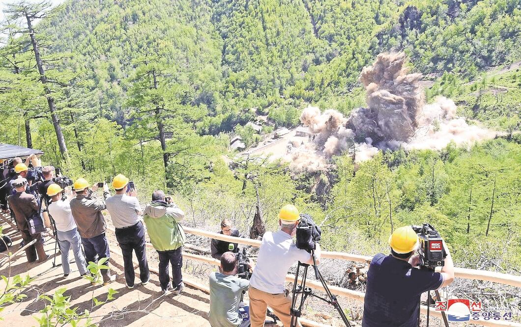 Periodistas, pero no expertos, fueron ayer testigos de la destrucción de túneles del complejo nuclear norcoreano de Punggye-ri. FOTO: REUTERS.