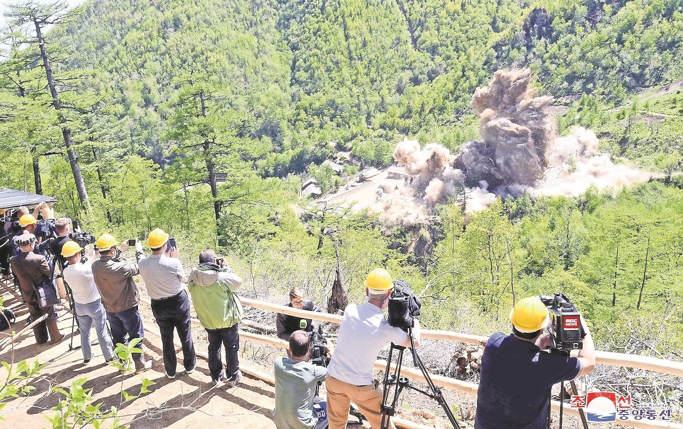 Periodistas, pero no expertos, fueron ayer testigos de la destrucción de túneles del complejo nuclear norcoreano de Punggye-ri. FOTO: REUTERS.