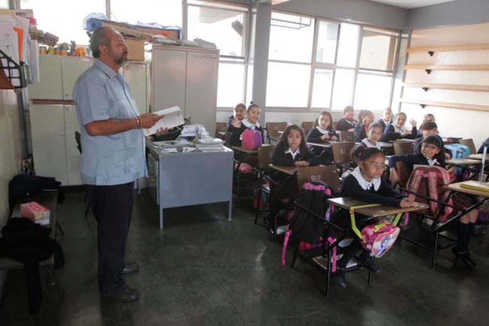 Maestros del municipio de Querétaro fueron destituidos de sus planteles laborales por no asistir a la evaluación que exige la reforma educativa. (ALMA CORDOVA. EL UNIVERSAL)