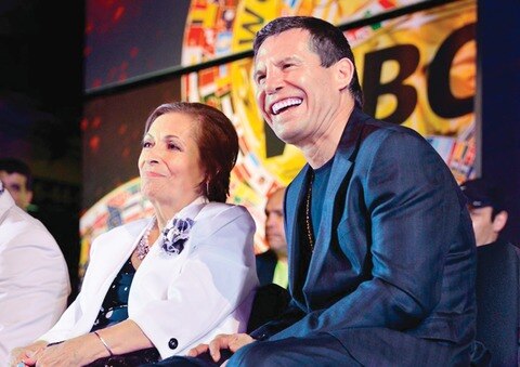 Chávez goza de homenaje en su tierra y con su gente